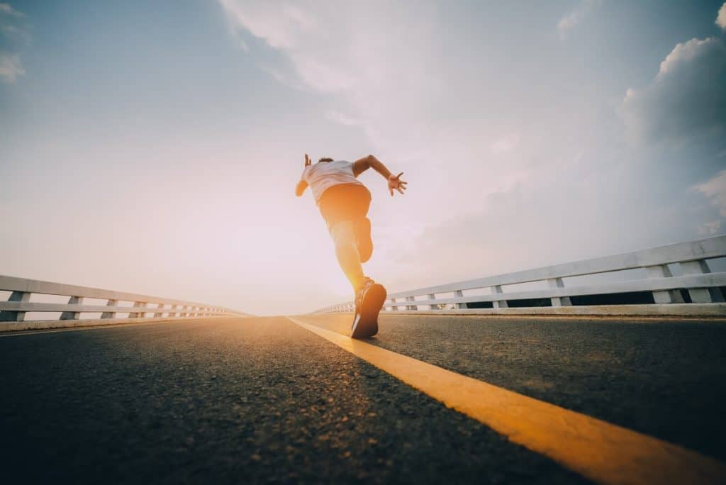 Je li bolje trenirati ujutro ili navečer? Prednosti i nedostaci